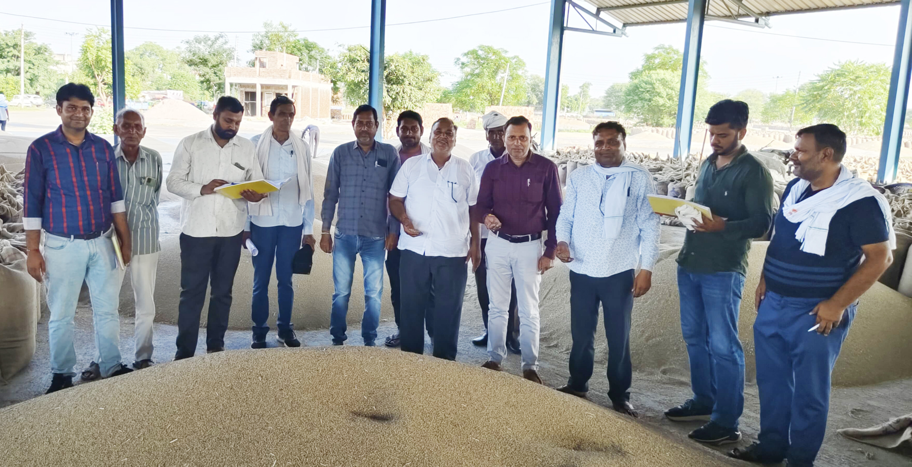 फोटो नंबर-05: गुरुग्राम की मंडियों में बाजरा खरीद करते अधिकारी। फोटो नंबर-05: गुरुग्राम की मंडियों में बाजरा खरीद करते अधिकारी।