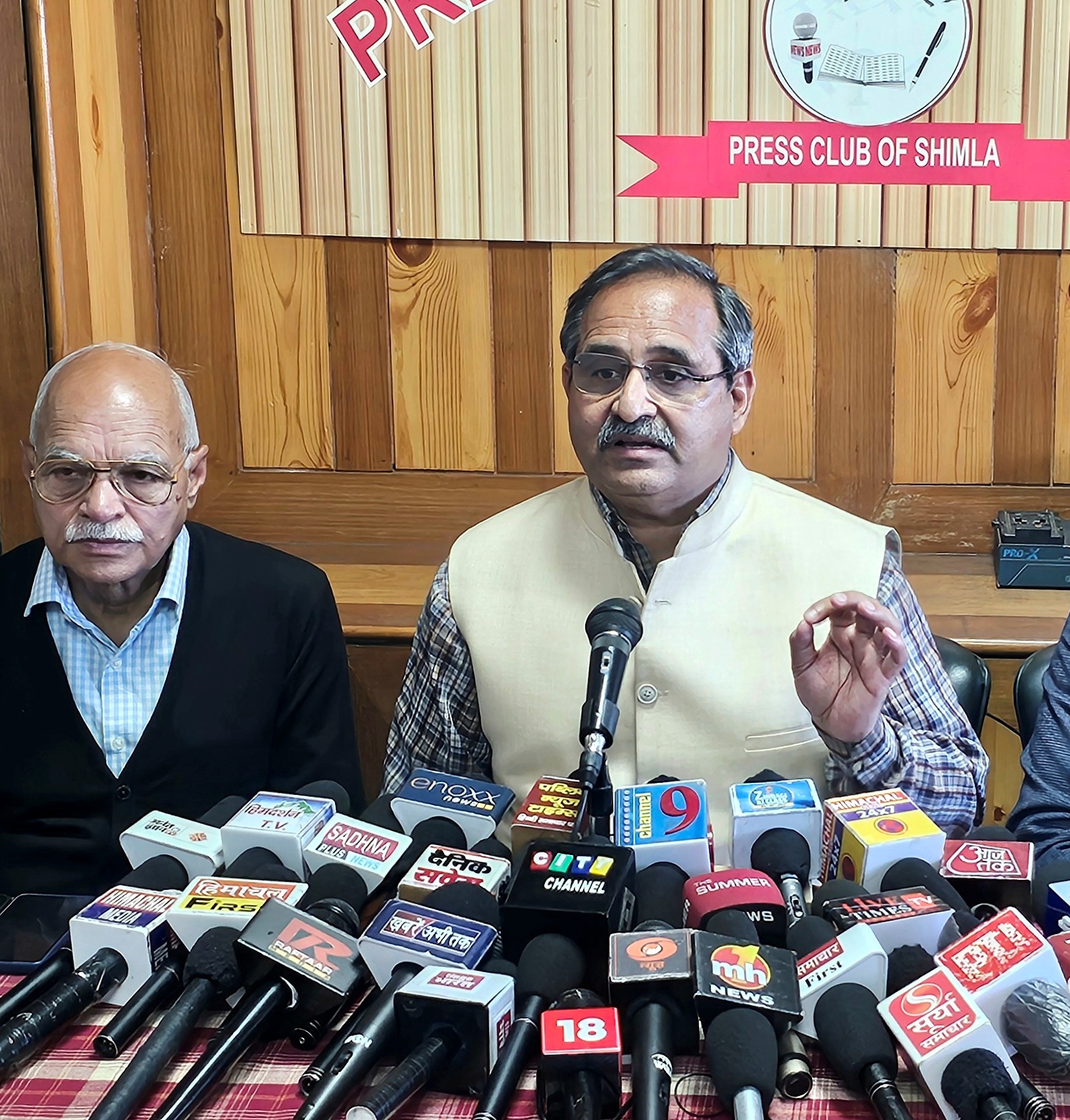 भाजपा प्रदेश मीडिया विभाग प्रभारी एवं विधायक रणधीर शर्मा भाजपा प्रदेश मीडिया विभाग प्रभारी एवं विधायक रणधीर शर्मा