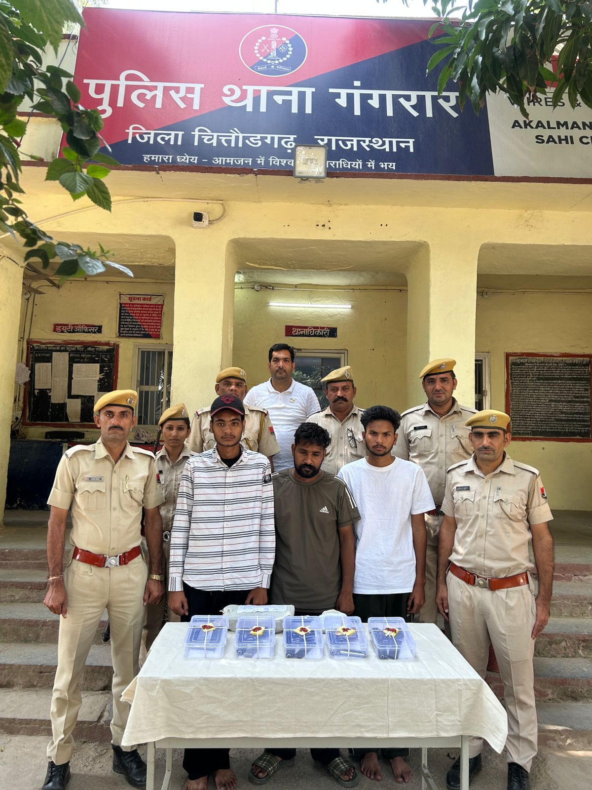 चित्तौड़गढ़ जिले की गंगरार थाना पुलिस ने अवैध पिस्तौल के साथ पकड़े चार आरोपित। चित्तौड़गढ़ जिले की गंगरार थाना पुलिस ने अवैध पिस्तौल के साथ पकड़े चार आरोपित।