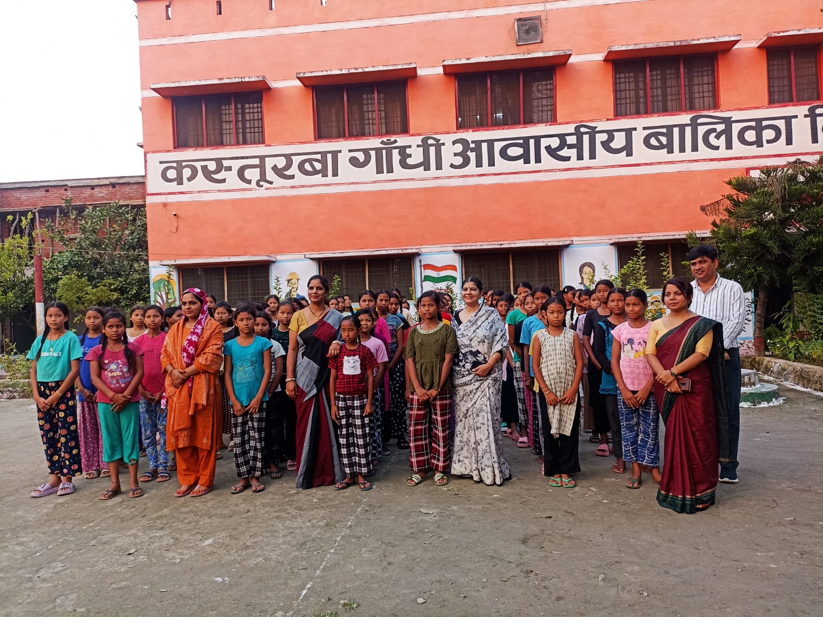 थारू जनजाति की महिलाओं से मिली महिला आयोग उपाध्यक्ष, हस्त शिल्प से बनते हुए उत्पाद देखे थारू जनजाति की महिलाओं से मिली महिला आयोग उपाध्यक्ष, हस्त शिल्प से बनते हुए उत्पाद देखे