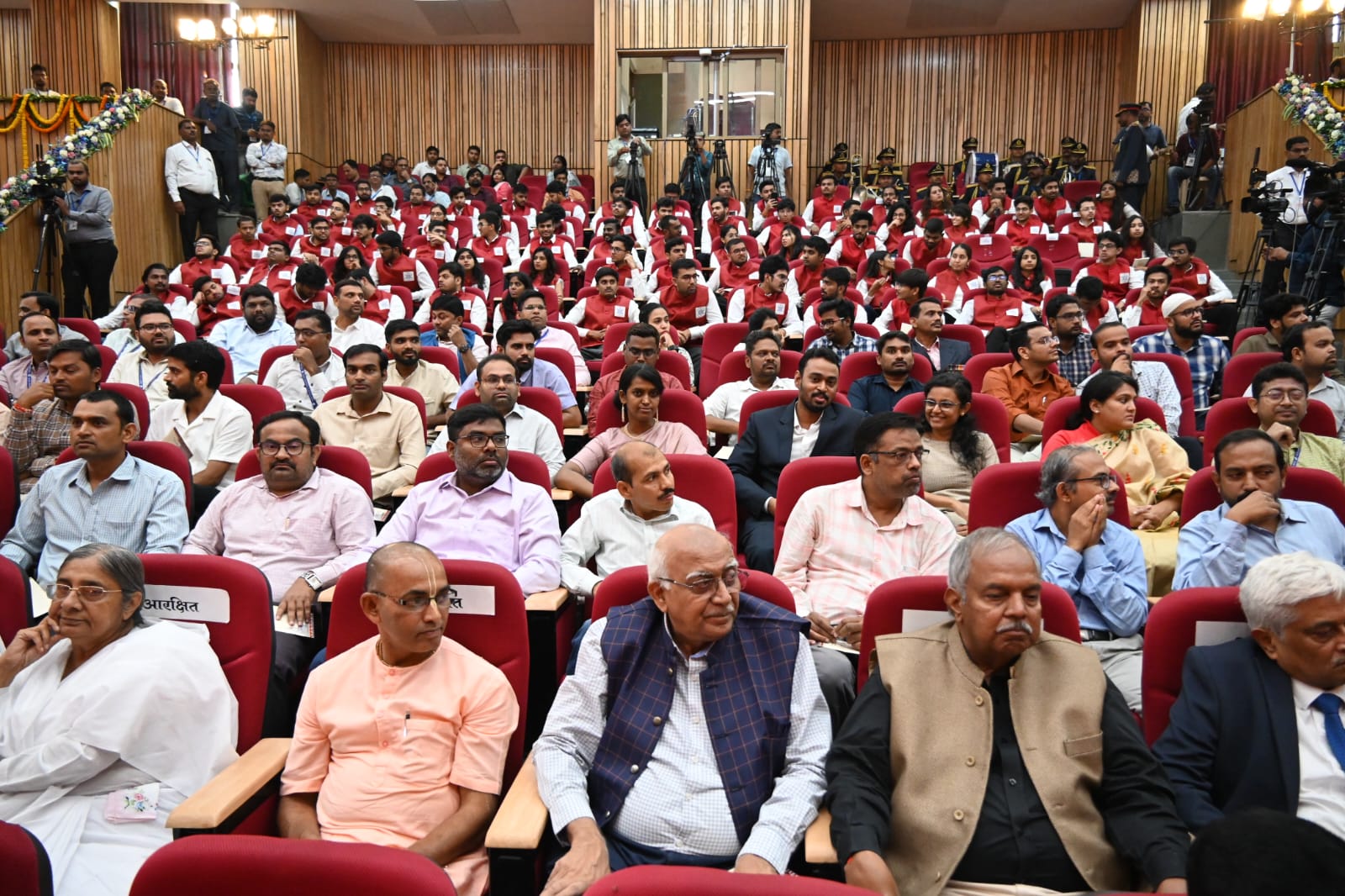 राष्ट्रीय प्रौद्योगिकी संस्थान भिलाई दीक्षांत समारोह में राष्ट्रपति द्रौपदी मुर्मु को सुनते हुए अभिभावक व अन्य अतिथिगण राष्ट्रीय प्रौद्योगिकी संस्थान भिलाई दीक्षांत समारोह में राष्ट्रपति द्रौपदी मुर्मु को सुनते हुए अभिभावक व अन्य अतिथिगण