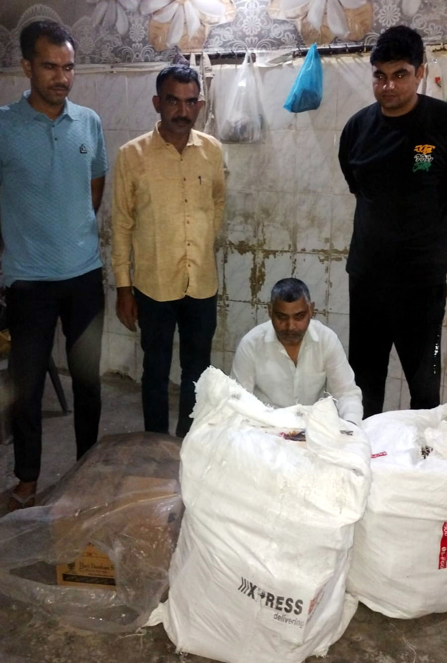 पुलिस द्वारा गिरफ्तार किए गए आरोपी पुलिस द्वारा गिरफ्तार किए गए आरोपी