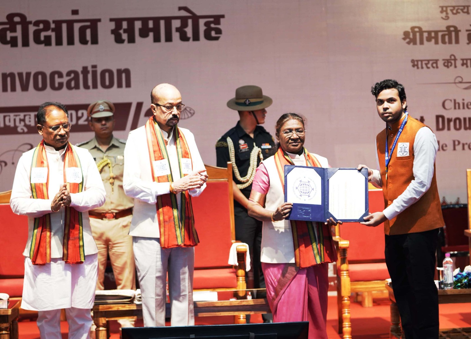 राष्ट्रीय प्रौद्योगिकी संस्थान भिलाई दीक्षांत समारोह में राष्ट्रपति द्रौपदी मुर्मु विद्यार्थियों को अपने हाथों से स्वर्ण पदक प्रदान किया राष्ट्रीय प्रौद्योगिकी संस्थान भिलाई दीक्षांत समारोह में राष्ट्रपति द्रौपदी मुर्मु विद्यार्थियों को अपने हाथों से स्वर्ण पदक प्रदान किया