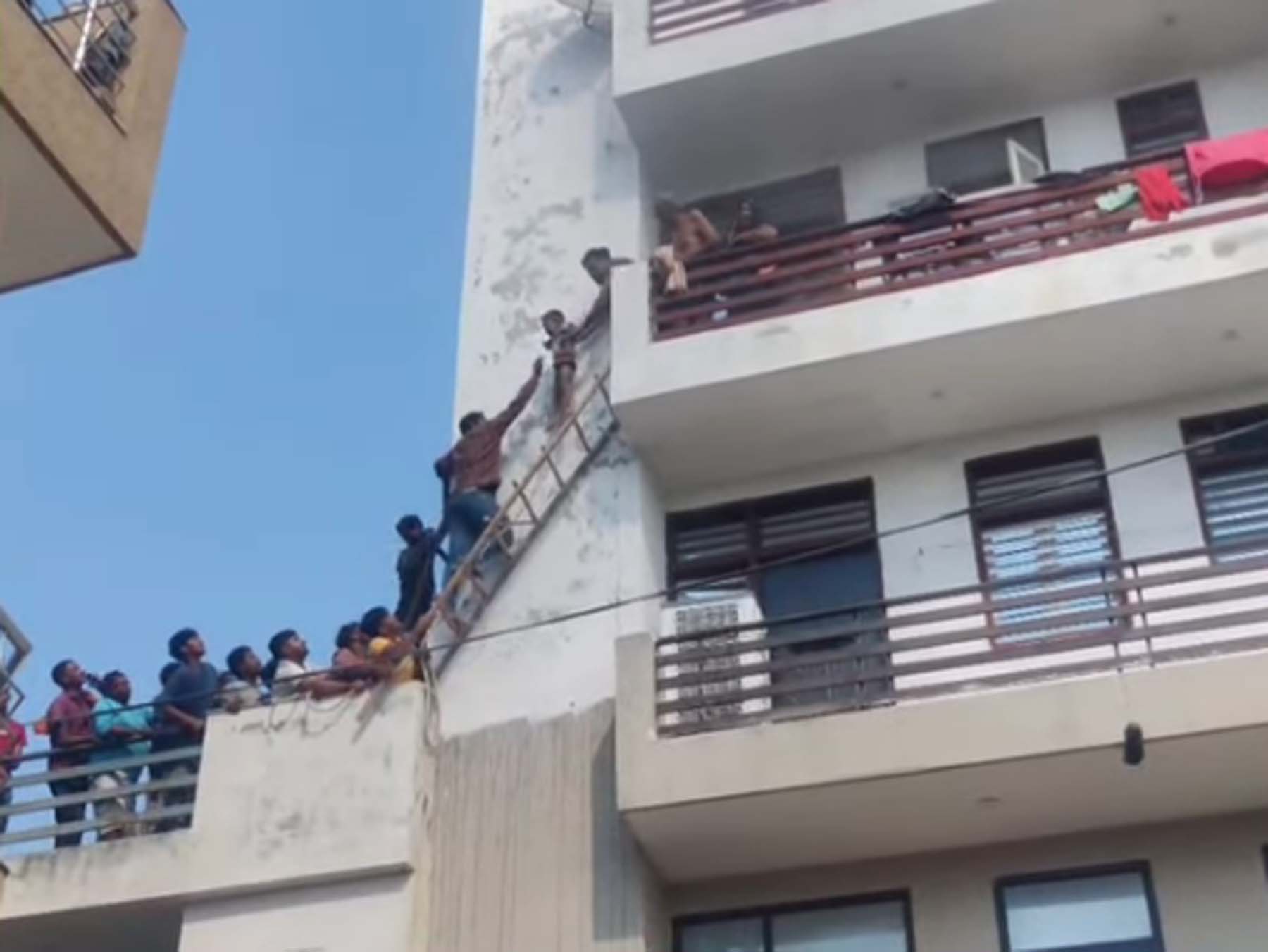 फोटो नंबर-04: गुरुग्राम के कृष्णा नगर में एक रिहायशी बिल्डिंग में लगी आग के दौरान लोगों को बचाने में जुटे आस-पड़ोस के लोग। फोटो नंबर-04: गुरुग्राम के कृष्णा नगर में एक रिहायशी बिल्डिंग में लगी आग के दौरान लोगों को बचाने में जुटे आस-पड़ोस के लोग।