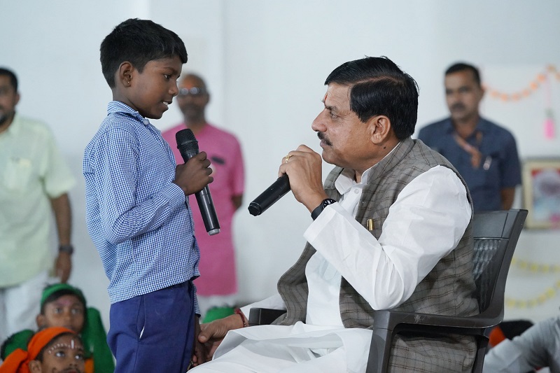 रामनाथ आश्रम शाला चित्रकूट में छात्र-छात्राओं से संवाद करते हुए मुख्यमंत्री डॉ. यादव रामनाथ आश्रम शाला चित्रकूट में छात्र-छात्राओं से संवाद करते हुए मुख्यमंत्री डॉ. यादव