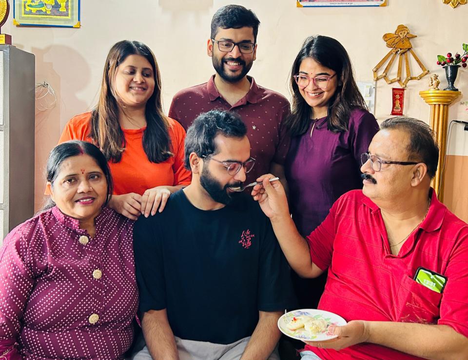 माता पिता और परिजनो के बीच आकाश सर्राफ माता पिता और परिजनो के बीच आकाश सर्राफ