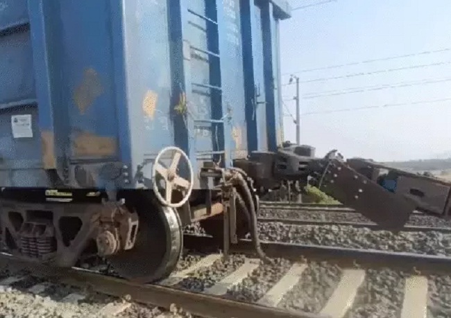 कपलिंग टूटने से दो हिस्सों में बंटी मालगाड़ी