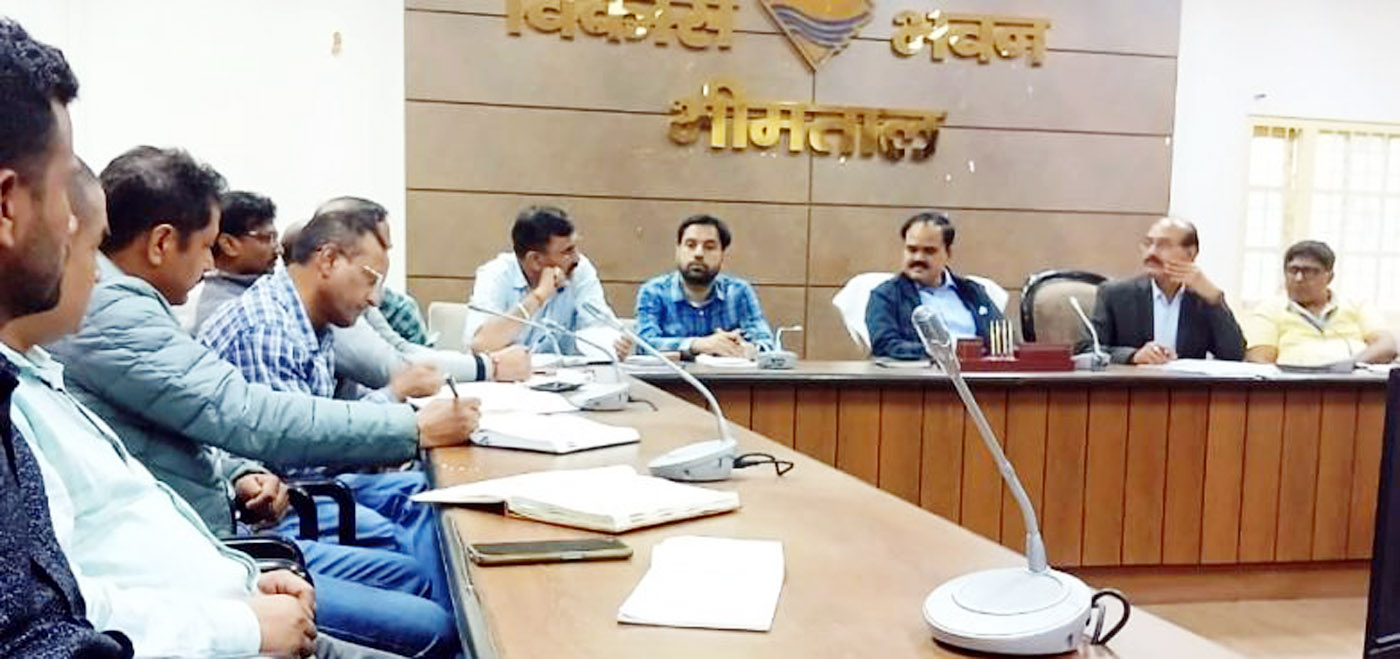 बैठक में उपस्थित जनपद के मुख्य विकास अधिकारी सहित अन्य अधिकारी। बैठक में उपस्थित जनपद के मुख्य विकास अधिकारी सहित अन्य अधिकारी।