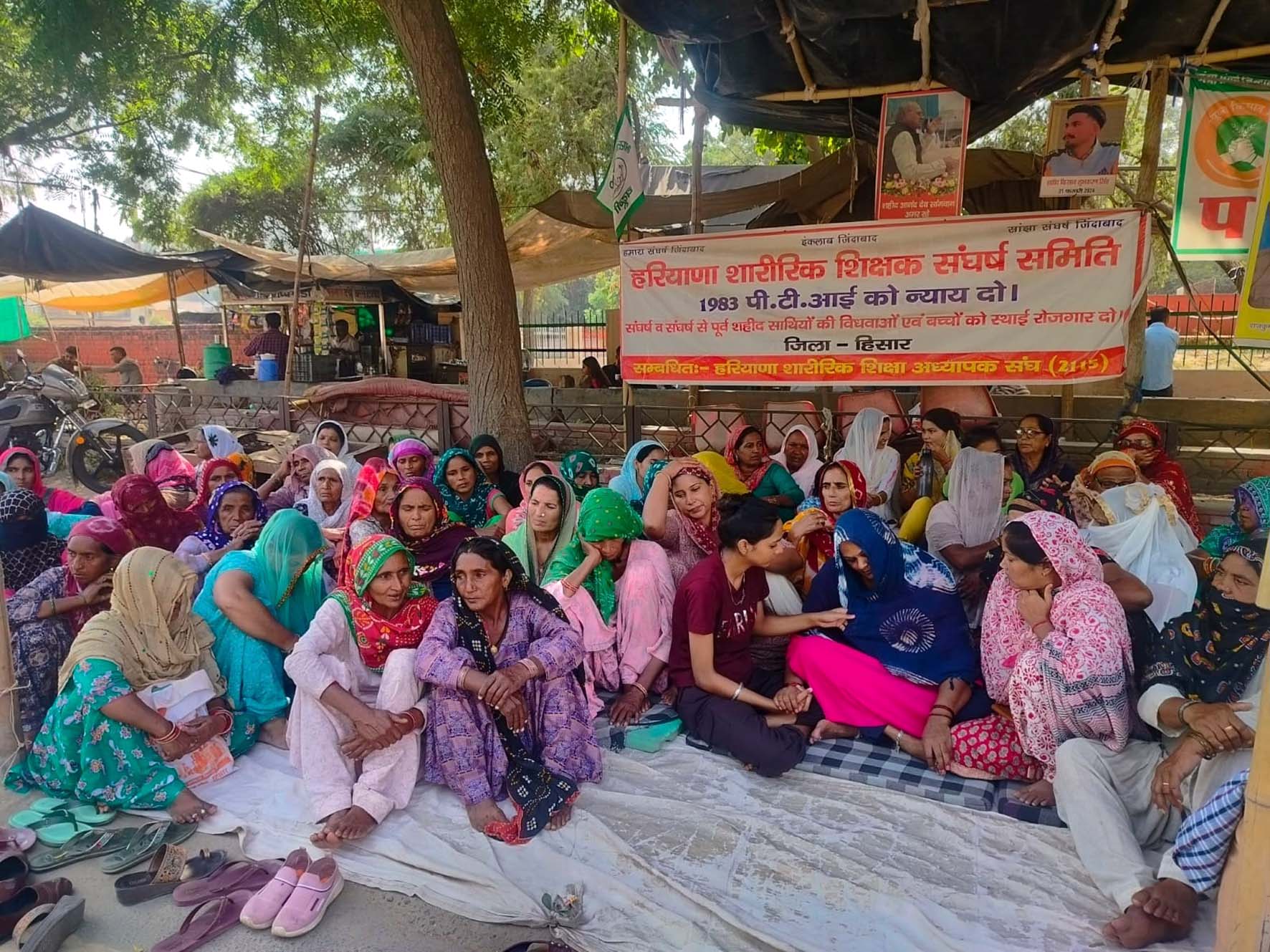 आरोपितों की गिरफ्तारी की मांग पर धरने पर बैठे परिजन व अन्य संगठनों के गणमान्य व्यक्ति। आरोपितों की गिरफ्तारी की मांग पर धरने पर बैठे परिजन व अन्य संगठनों के गणमान्य व्यक्ति।