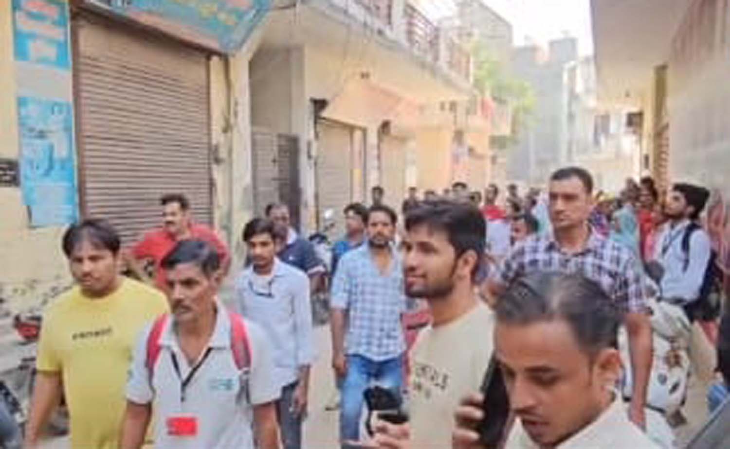 फोटो नंबर-01: गुरुग्राम के सरस्वती एंक्लेव में कमरे में लगी आग से जला दरवाजा व कमरा। फोटो नंबर-01: गुरुग्राम के सरस्वती एंक्लेव में कमरे में लगी आग से जला दरवाजा व कमरा।