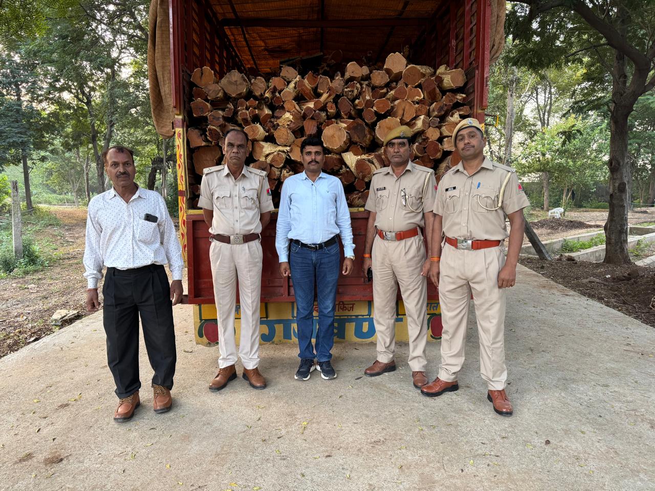 चित्तौड़गढ़ वन विभाग की टीम ने शनिवार सुबह पकड़ा खेर की लकड़ी से भरा ट्रक। चित्तौड़गढ़ वन विभाग की टीम ने शनिवार सुबह पकड़ा खेर की लकड़ी से भरा ट्रक।