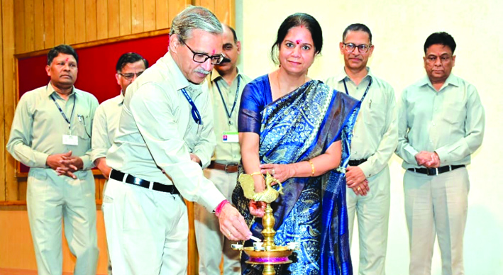 कार्यक्रम का शुभारम्भ करते हुए कार्यक्रम का शुभारम्भ करते हुए