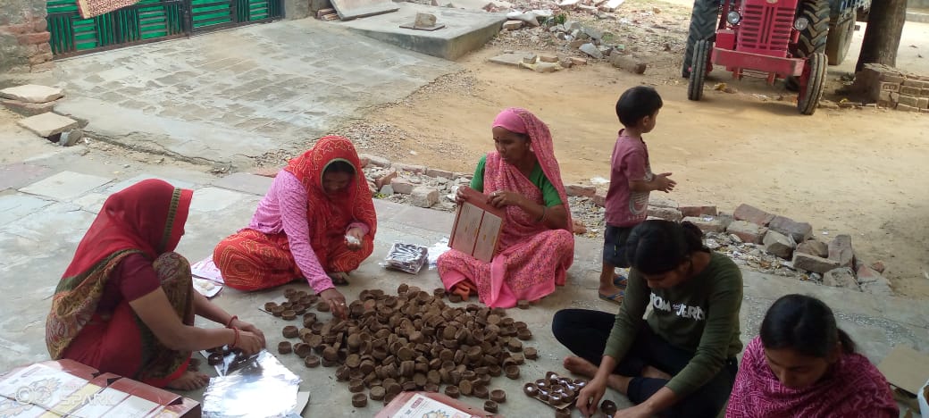 गाय के गोबर से बनाये जा रहे है दीये और पूजा सामग्री