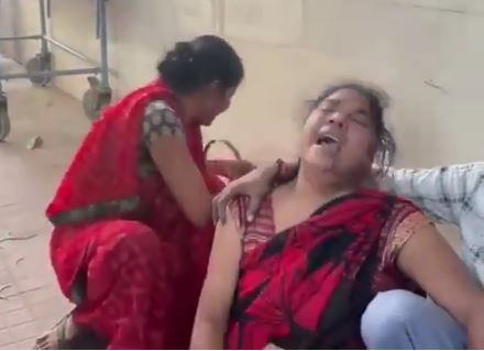 बेटे की मौत के बाद अस्पताल रोते परिजन बेटे की मौत के बाद अस्पताल रोते परिजन