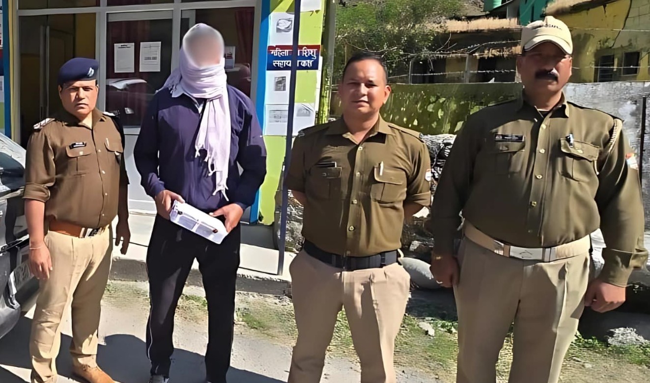 पुलिस की गिरफ्त में अवैध जड़ी बूटी के साथ आरोपित। पुलिस की गिरफ्त में अवैध जड़ी बूटी के साथ आरोपित।