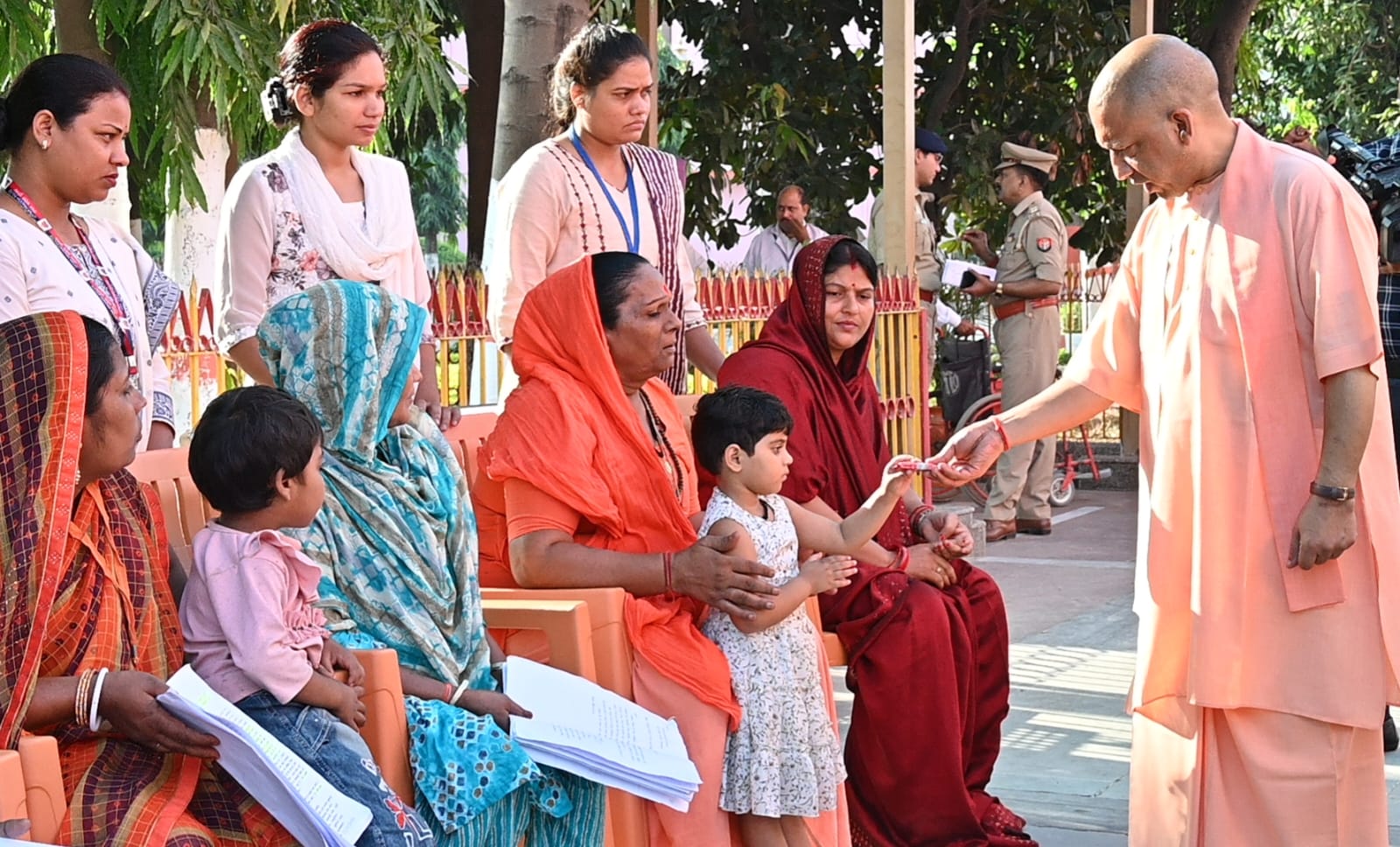 *किसी को चिंता करने की जरूरत नहीं, हर समस्या का कराएंगे प्रभावी निस्तारण : सीएम योगी* *किसी को चिंता करने की जरूरत नहीं, हर समस्या का कराएंगे प्रभावी निस्तारण : सीएम योगी*