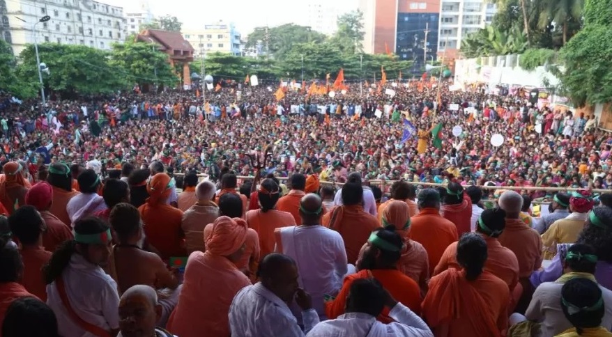 चटगांव में हिंदुओं ने शुक्रवार को सरकार के खिलाफ मोर्चा खोला। फोटो-इंटरनेट मीडिया चटगांव में हिंदुओं ने शुक्रवार को सरकार के खिलाफ मोर्चा खोला। फोटो-इंटरनेट मीडिया