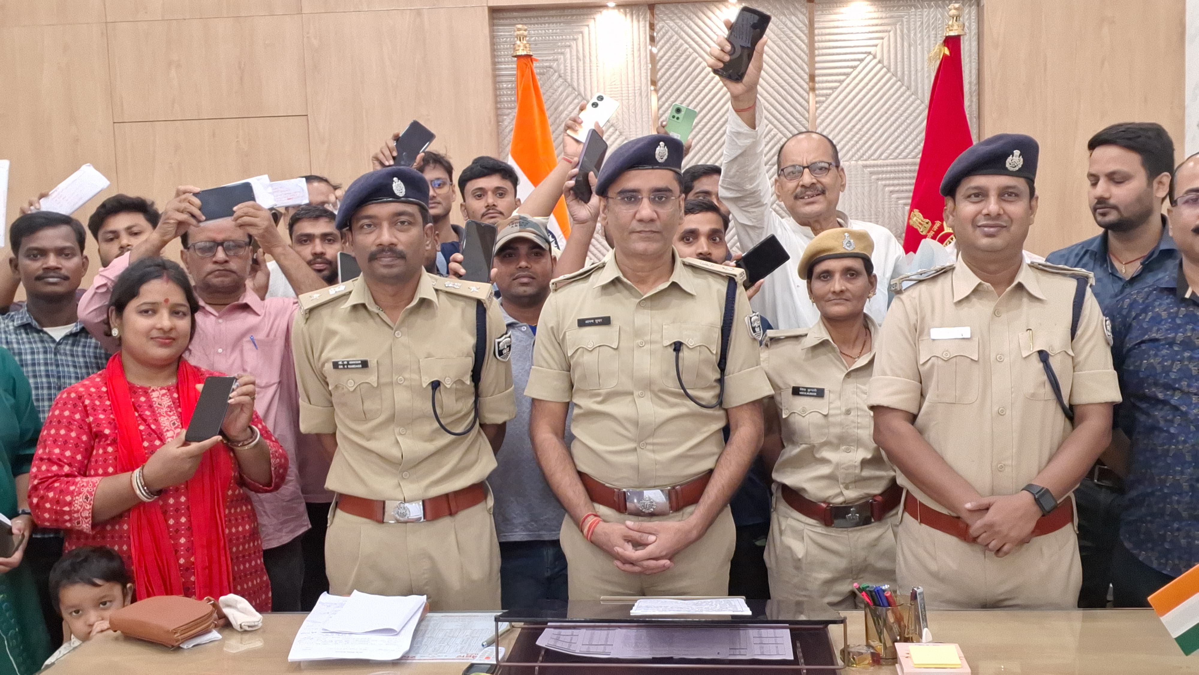 मोबाइल धारकों के साथ एसएसपी मोबाइल धारकों के साथ एसएसपी
