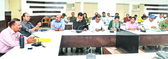 बैठक लेते हुए डीएम बैठक लेते हुए डीएम