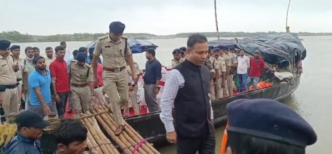 जायजा लेते डीएम और एसएसपी जायजा लेते डीएम और एसएसपी