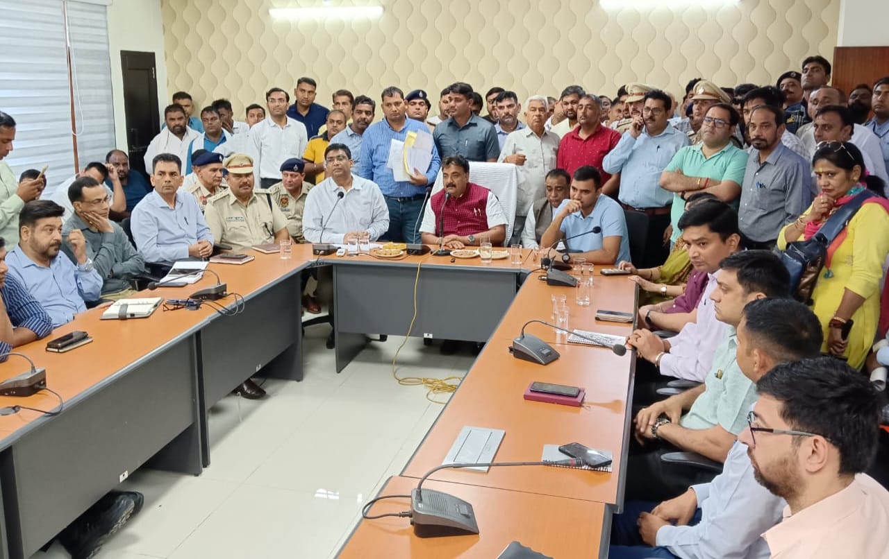 अधिकारियों की बैठक लगते विधानसभा डिप्टी स्पीकर डा. कृष्ण मिढ़ा अधिकारियों की बैठक लगते विधानसभा डिप्टी स्पीकर डा. कृष्ण मिढ़ा