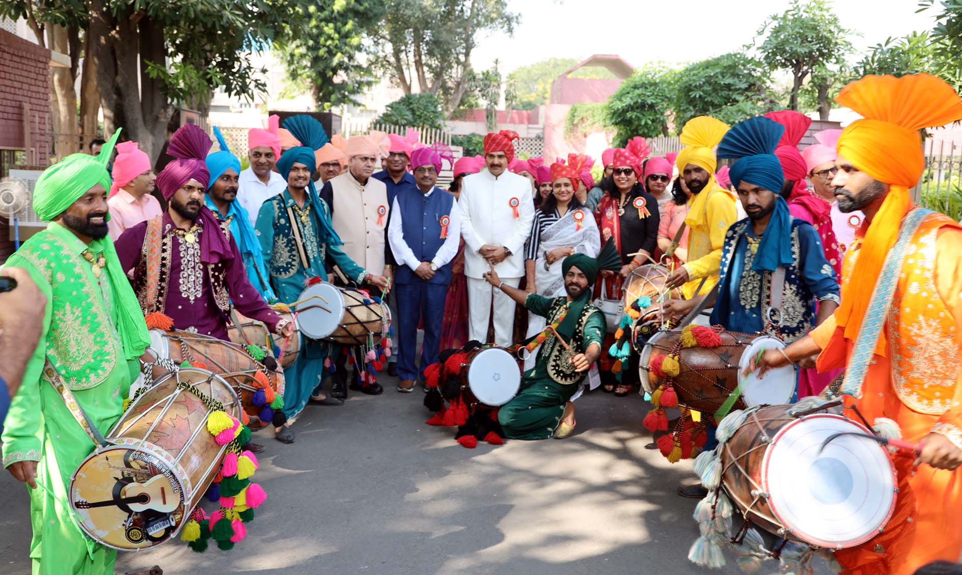 युवा महोत्सव से पूर्व निकाली गई शोभा यात्रा में शामिल मुख्यातिथि प्रो. सुशील कुमार, कुलपति प्रो. नरसी राम बिश्नोई एवं अन्य। युवा महोत्सव से पूर्व निकाली गई शोभा यात्रा में शामिल मुख्यातिथि प्रो. सुशील कुमार, कुलपति प्रो. नरसी राम बिश्नोई एवं अन्य।