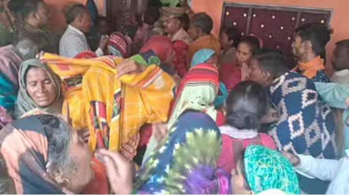 घटनास्थल पर लगी भीड़ घटनास्थल पर लगी भीड़
