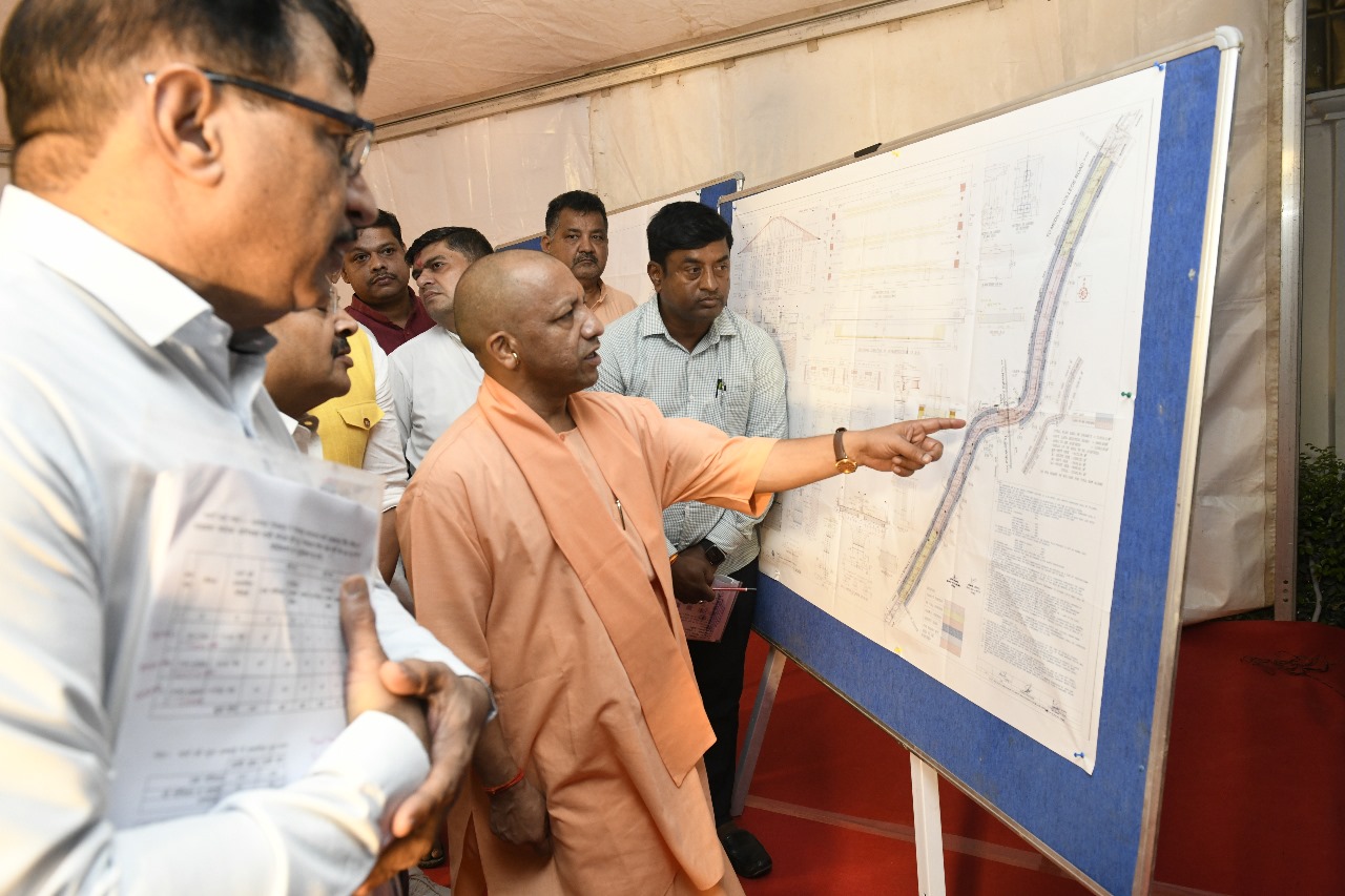 सीएम योगी ने किया एचएन सिंह चौराहे से हड़हवा फाटक होते हुए गोरखनाथ मंदिर मार्ग तक बन रही टूलेन/फोरलेन सड़क का निरीक्षण* सीएम योगी ने किया एचएन सिंह चौराहे से हड़हवा फाटक होते हुए गोरखनाथ मंदिर मार्ग तक बन रही टूलेन/फोरलेन सड़क का निरीक्षण*