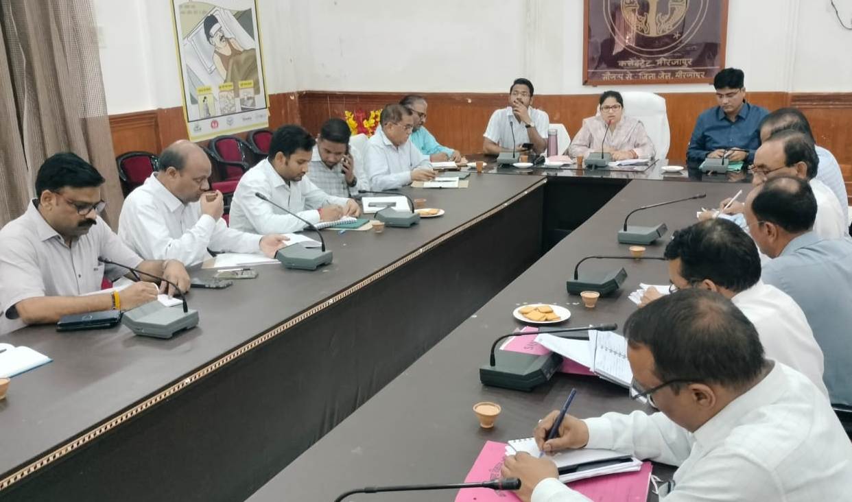कलेक्ट्रेट सभागार में अधिकारियों के साथ बैठक करती जिलाधिकारी प्रियंका निरंजन कलेक्ट्रेट सभागार में अधिकारियों के साथ बैठक करती जिलाधिकारी प्रियंका निरंजन