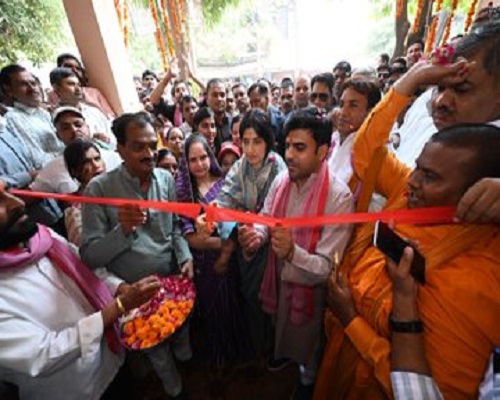 करहल से सपा उम्मीदवार तेज प्रताप यादव के चुनाव कार्यालय का उद्घाटन करती सांसद डिम्पल व उपस्थित अन्य
