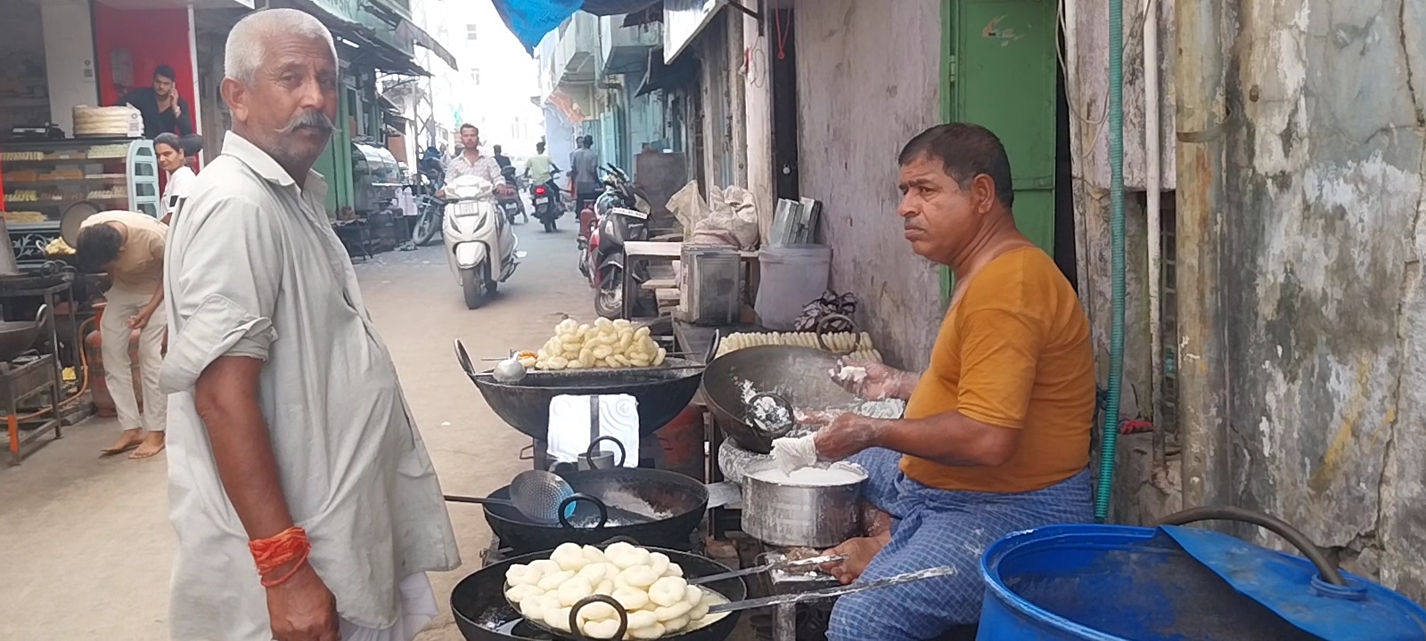 चित्तौड़गढ़ शहर के मिठाई बाजार में करके की मिठाई तैयार करते हलवाई। चित्तौड़गढ़ शहर के मिठाई बाजार में करके की मिठाई तैयार करते हलवाई।