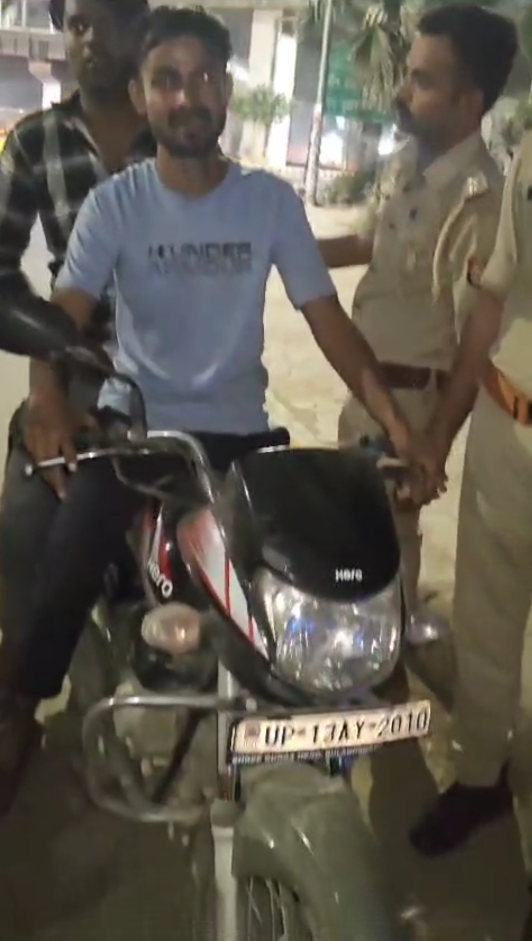 पुलिस चेकिंग पुलिस चेकिंग