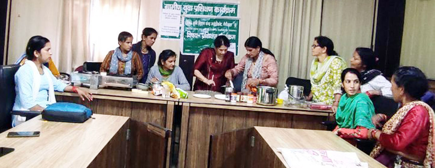 मडुवे से केक, बिस्किट, लड्डू, लापसी, हलवा व बर्फी बनाना सीखती महिलाएं। मडुवे से केक, बिस्किट, लड्डू, लापसी, हलवा व बर्फी बनाना सीखती महिलाएं।