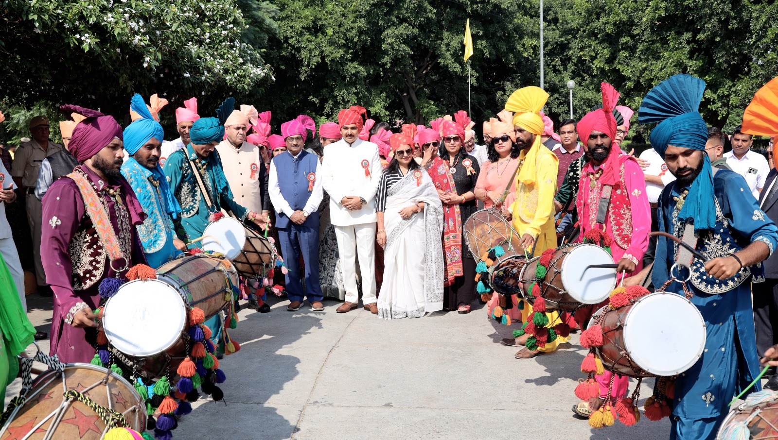 कुलपति प्रो. नरसी राम बिश्नोई का स्वागत करते कलाकार। कुलपति प्रो. नरसी राम बिश्नोई का स्वागत करते कलाकार।