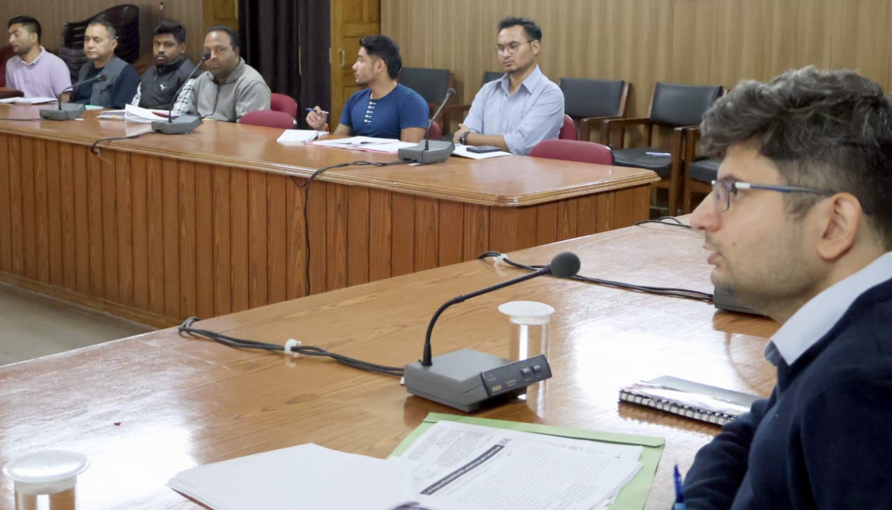 गोपेश्वर में गंगा संरक्षण समिति की बैठक लेते हुए डीएम। गोपेश्वर में गंगा संरक्षण समिति की बैठक लेते हुए डीएम।