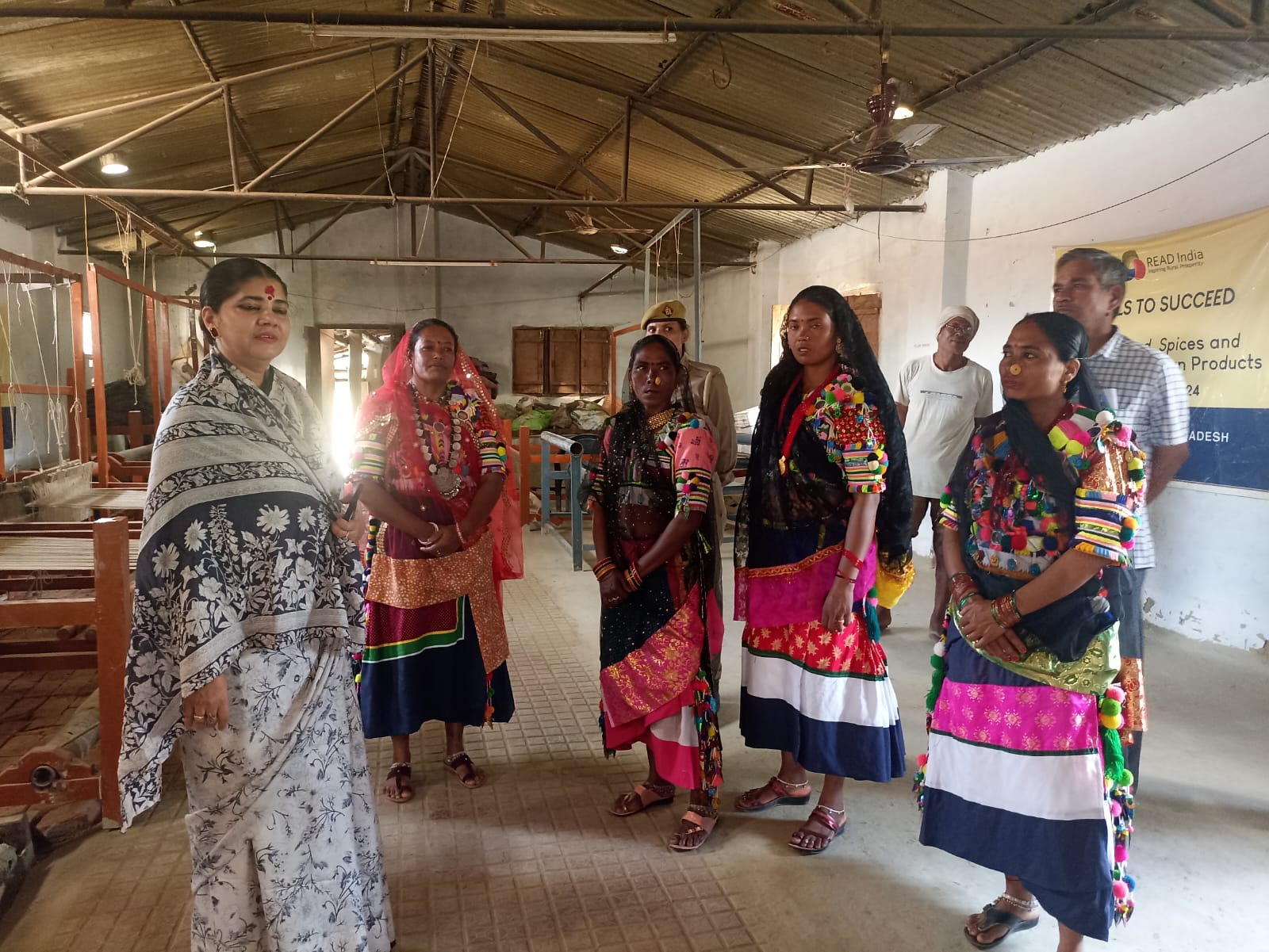 थारू जनजाति की महिलाओं से मिली महिला आयोग उपाध्यक्ष, हस्त शिल्प से बनते हुए उत्पाद देखे थारू जनजाति की महिलाओं से मिली महिला आयोग उपाध्यक्ष, हस्त शिल्प से बनते हुए उत्पाद देखे