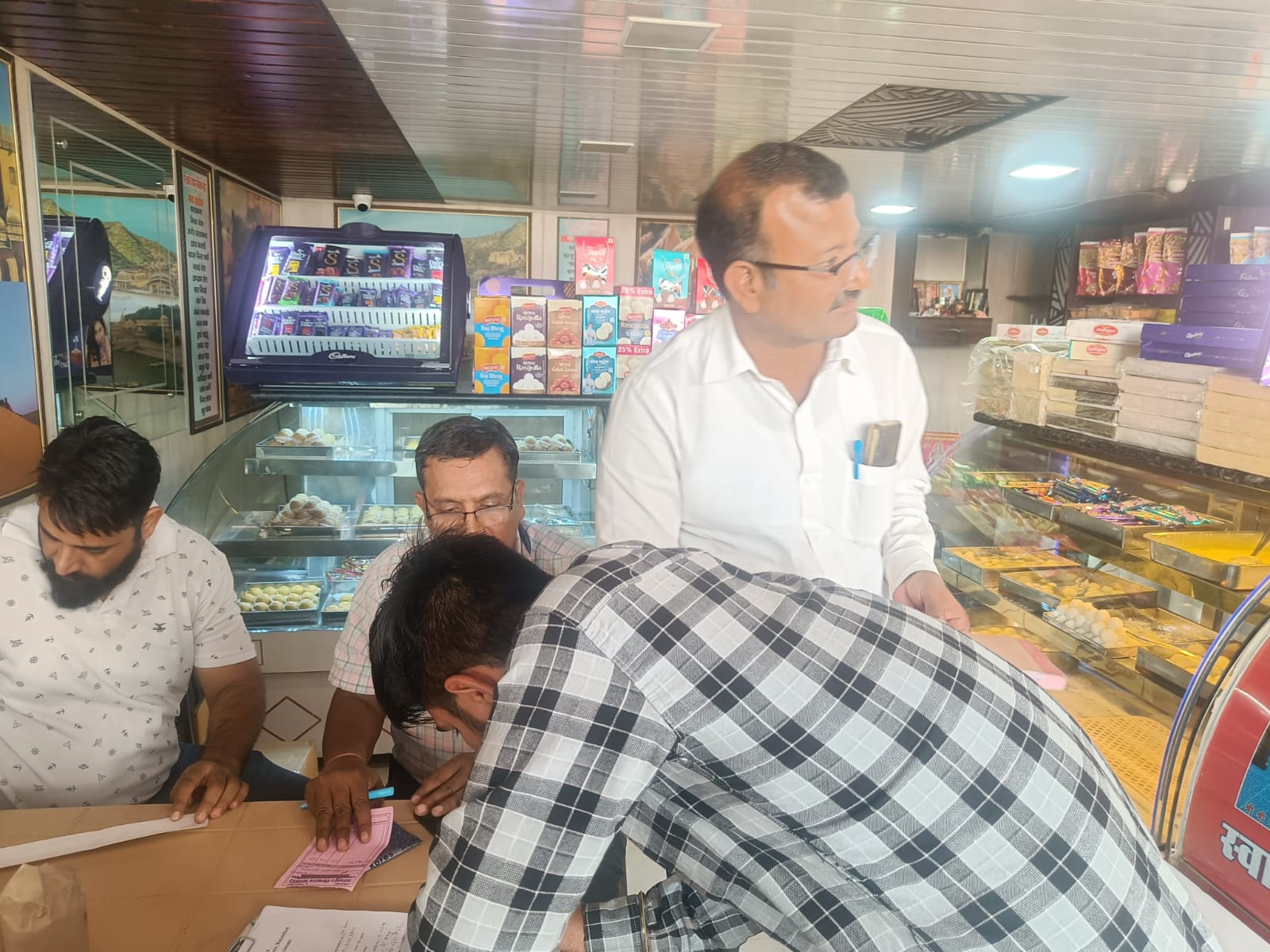 145 किलो दूषित मिठाई कराई नष्ट 145 किलो दूषित मिठाई कराई नष्ट