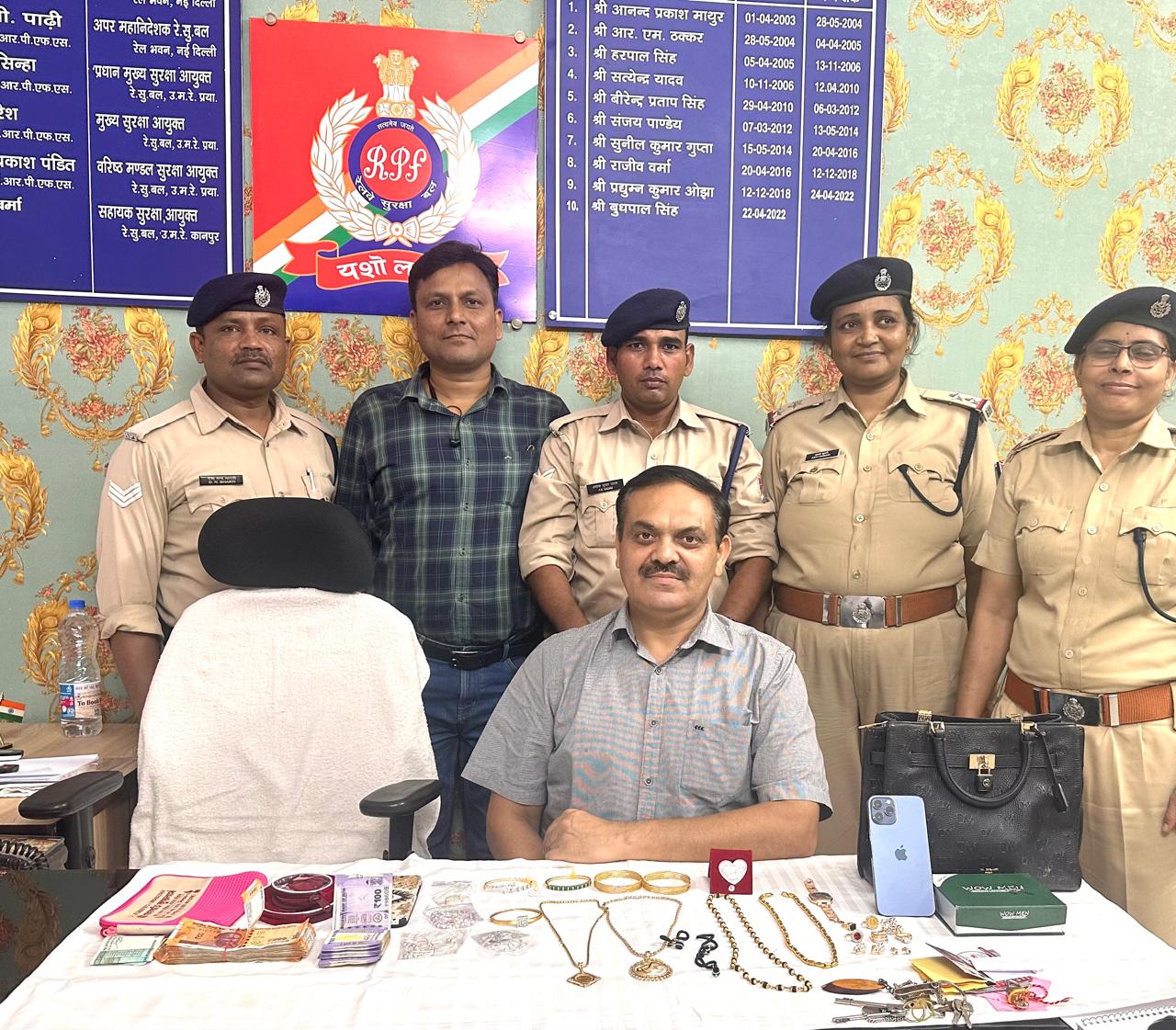 यात्री को 20 लाख रुपये के सामान का बैग वापस करते हुए आरपीएफ