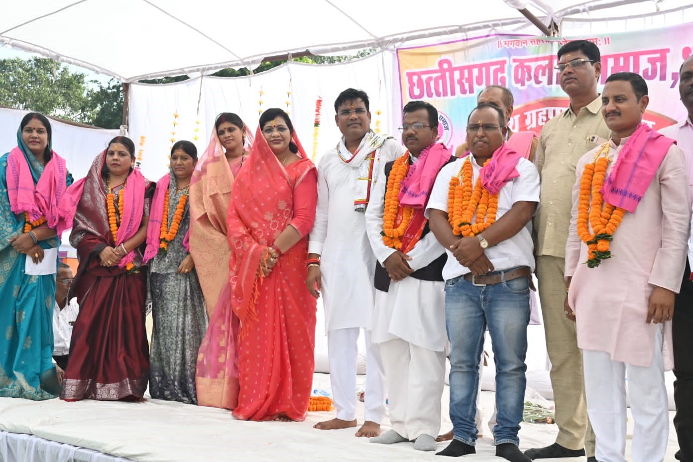 सामाजिक पदाधिकारियों के साथ विधायक द्वय ओंकार साहू और संगीता सिन्हा समेत अन्य उपस्थित। सामाजिक पदाधिकारियों के साथ विधायक द्वय ओंकार साहू और संगीता सिन्हा समेत अन्य उपस्थित।
