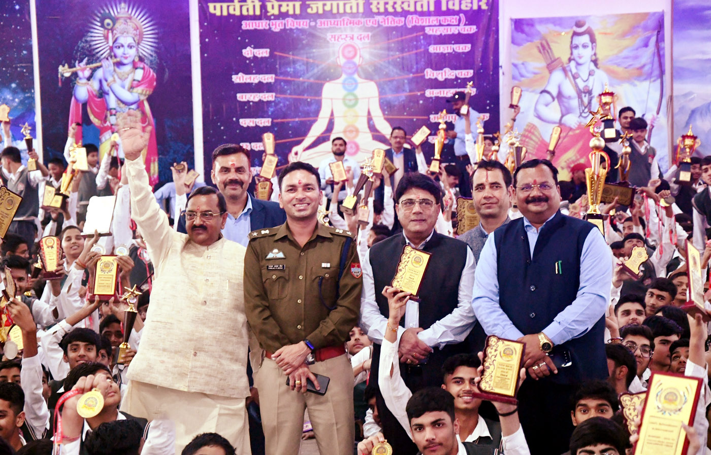 पुरस्कारों के साथ मुख्य व अन्य गणमान्य अतिथियों के साथ विद्यार्थी। पुरस्कारों के साथ मुख्य व अन्य गणमान्य अतिथियों के साथ विद्यार्थी।
