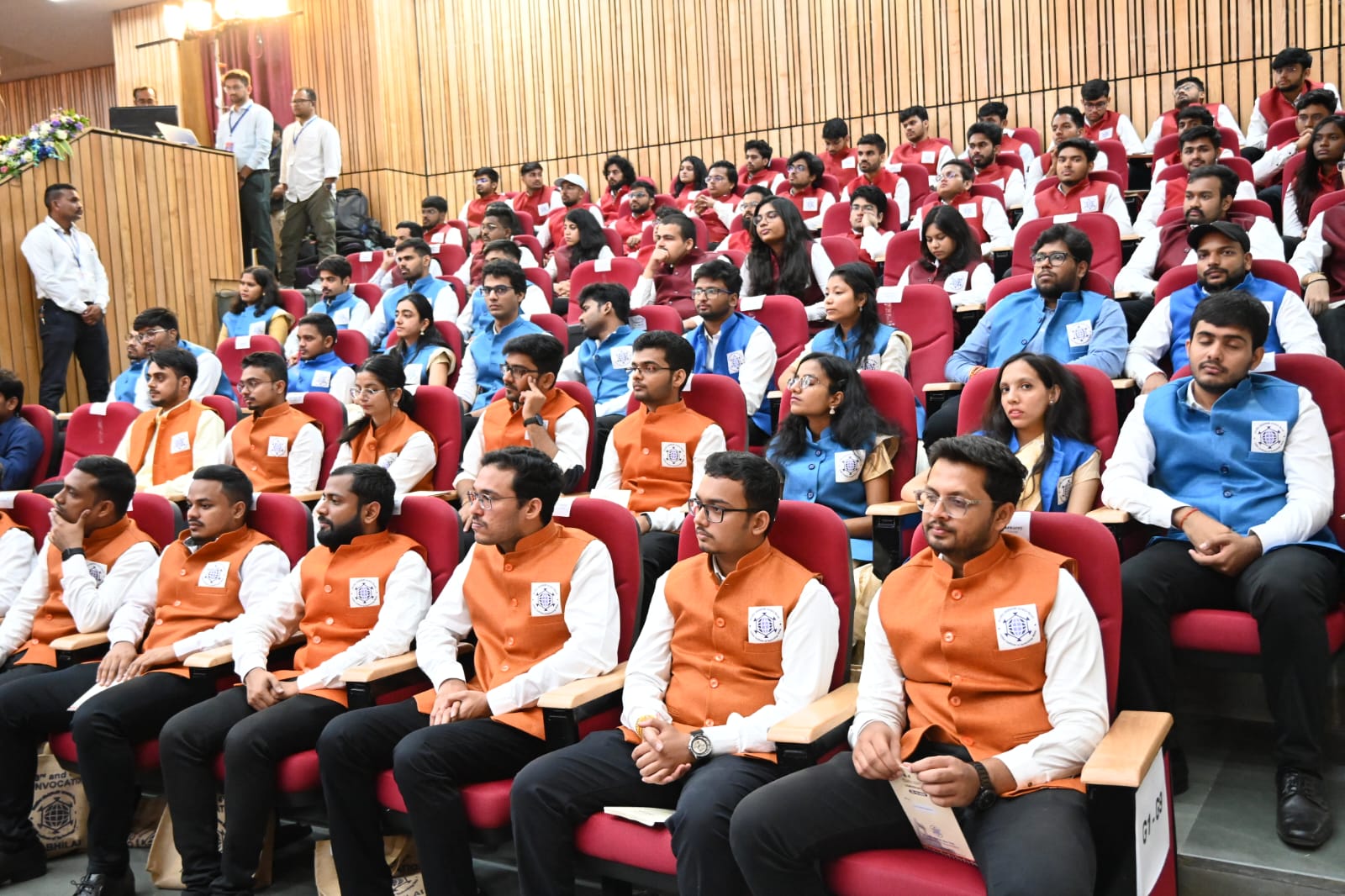 राष्ट्रीय प्रौद्योगिकी संस्थान भिलाई दीक्षांत समारोह में राष्ट्रपति द्रौपदी मुर्मु को सुनते हुए विद्यार्थीगण राष्ट्रीय प्रौद्योगिकी संस्थान भिलाई दीक्षांत समारोह में राष्ट्रपति द्रौपदी मुर्मु को सुनते हुए विद्यार्थीगण