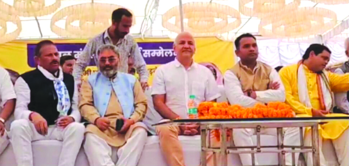 कार्यक्रम में मंचासीन सिसौदिया कार्यक्रम में मंचासीन सिसौदिया