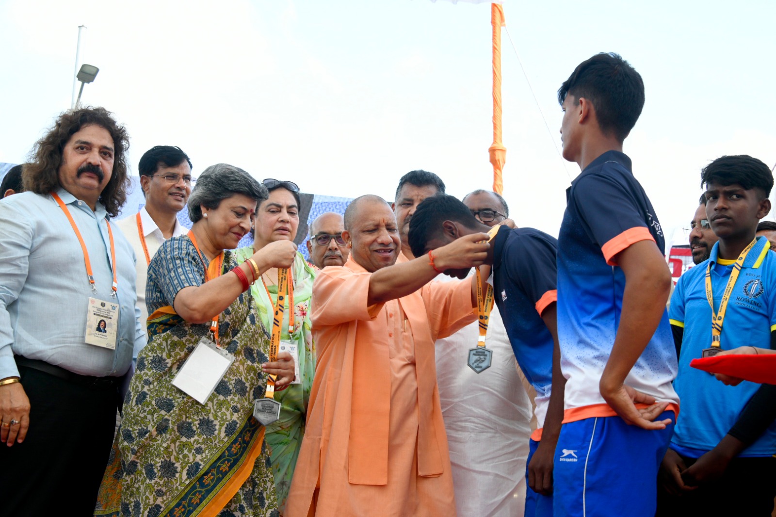 विजेताओं को पदक पहनाते मुख्यमंत्री योगी आदित्यनाथ विजेताओं को पदक पहनाते मुख्यमंत्री योगी आदित्यनाथ
