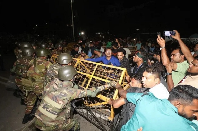 बांग्लादेश में 22 अक्टूबर से राष्ट्रपति मोहम्मद शहाबुद्दीन को हटाने के लिए विभिन्न राजनीतिक दल मुखर हैं। इसके लिए रात को राष्ट्रपति भवन के आधिकारिक निवास बंगभवन को लोगों ने घेर लिया। फोटो-इंटरनेट मीडिया बांग्लादेश में 22 अक्टूबर से राष्ट्रपति मोहम्मद शहाबुद्दीन को हटाने के लिए विभिन्न राजनीतिक दल मुखर हैं। इसके लिए रात को राष्ट्रपति भवन के आधिकारिक निवास बंगभवन को लोगों ने घेर लिया। फोटो-इंटरनेट मीडिया