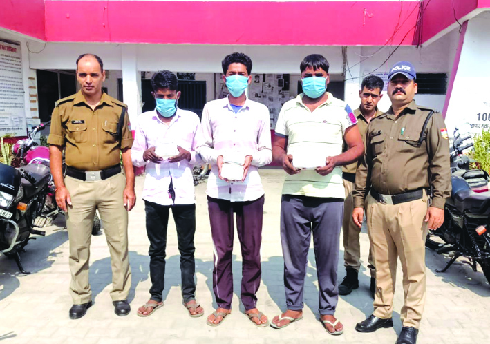 पुलिस गिरफ्त में आरोपित पुलिस गिरफ्त में आरोपित