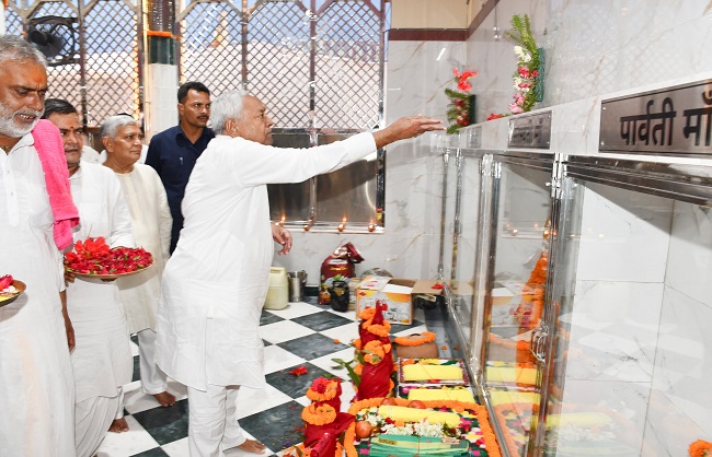 मुख्यमंत्री महारानी मंदिर में पूजा -अर्चना करते मुख्यमंत्री महारानी मंदिर में पूजा -अर्चना करते