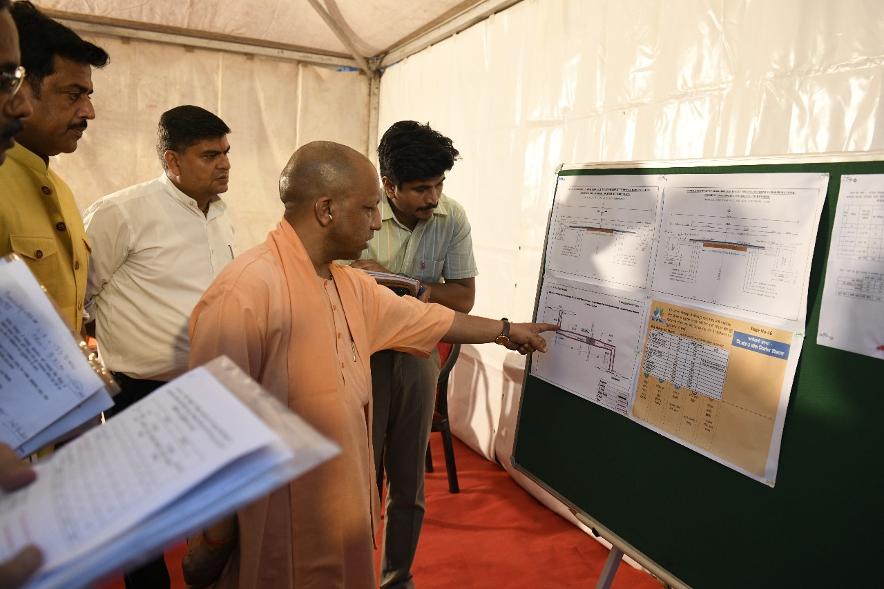 सीएम योगी ने किया एचएन सिंह चौराहे से हड़हवा फाटक होते हुए गोरखनाथ मंदिर मार्ग तक बन रही टूलेन/फोरलेन सड़क का निरीक्षण* सीएम योगी ने किया एचएन सिंह चौराहे से हड़हवा फाटक होते हुए गोरखनाथ मंदिर मार्ग तक बन रही टूलेन/फोरलेन सड़क का निरीक्षण*