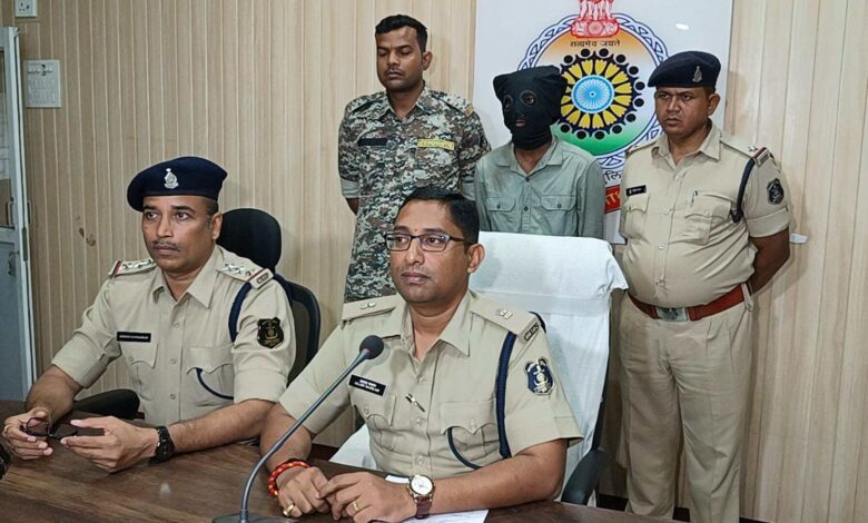 पुलिस के गिरफ्त में आरोपी पुलिस के गिरफ्त में आरोपी