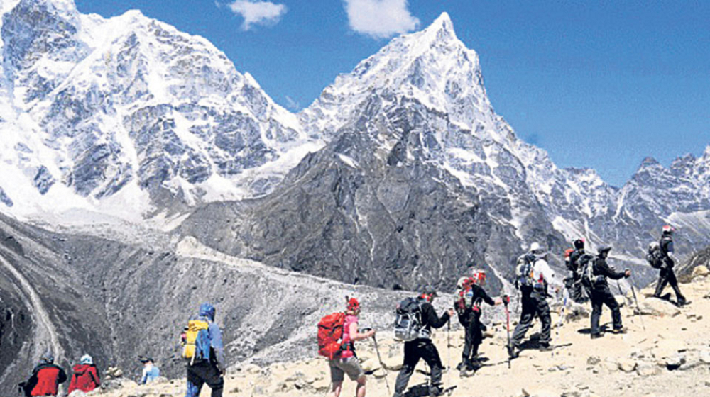 सागरमाथा में ट्रैकिंग करते विदेशी पर्यटक सागरमाथा में ट्रैकिंग करते विदेशी पर्यटक