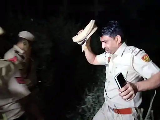 खंडहर बिल्डिंग में पहुंची पुलिस जांच करते हुए। खंडहर बिल्डिंग में पहुंची पुलिस जांच करते हुए।